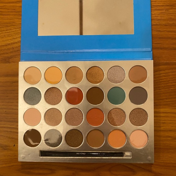 Beyond Shimmer & Matte Eyeshadow Palette 24 C - Picture 5 of 13